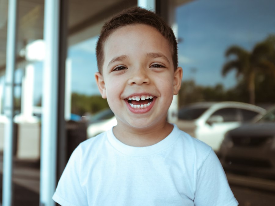 Niño sonriendo, foto de banco de imágenes